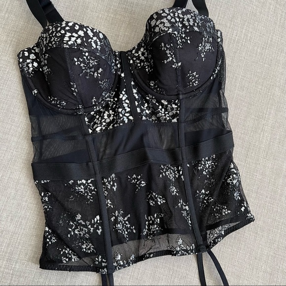 VICTORIA’S SECRET* Lace corset with silver details - Picture 4 of 10